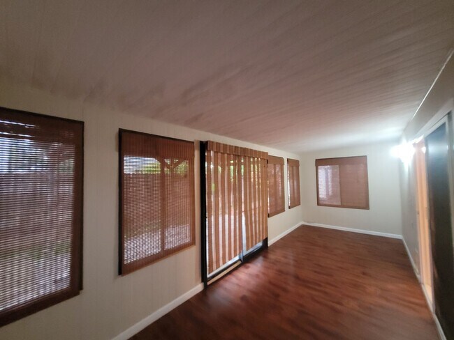 Building Photo - Beautiful home with wood floors