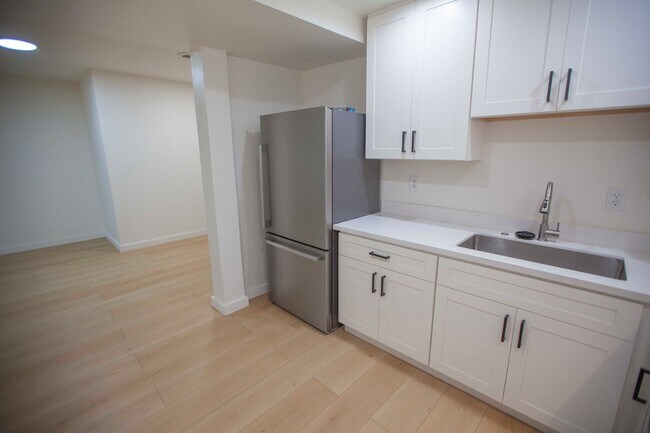 Building Photo - 938 Huron Ave