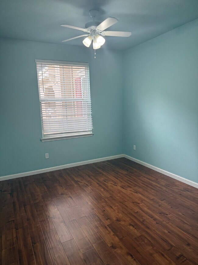 Building Photo - Stunning First level Luxury 2 Bed/2 Bath Condo Close to Everything in Dublin