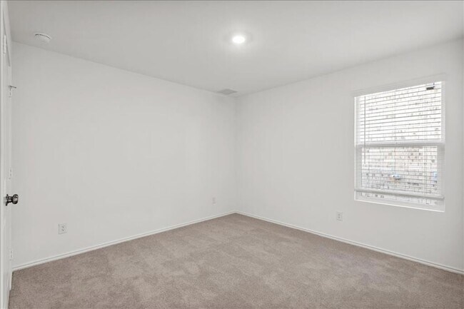 Building Photo - 212 Seven Seas Dr