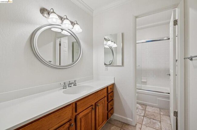 Building Photo - Elegant, private end-unit living with resort-style amenities!