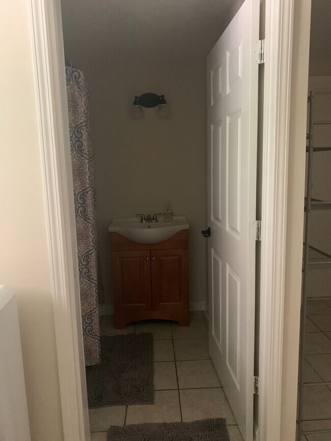 Building Photo - AVAILABLE NOW! 3 Bedrooms/1 1/2 Bath with Double living room space.