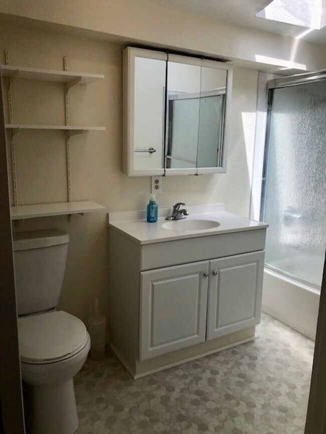 Building Photo - Charming 2 bedroom, 1.5 bath home near Sutter Street