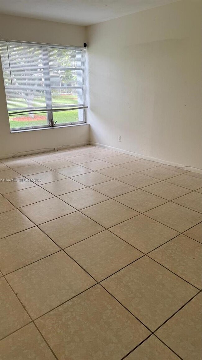 Building Photo - 3774 Inverrary Blvd