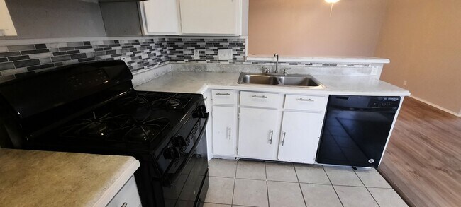 Building Photo - 823 Taulbee Ln