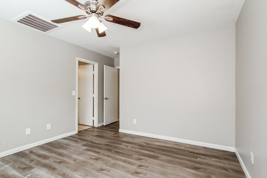 Building Photo - 6736 W Desert Ln