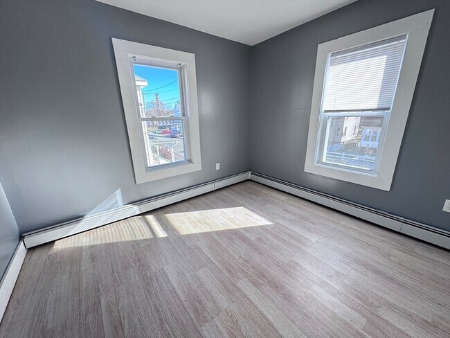 Building Photo - 116-118 Lawrence Street Unit 2