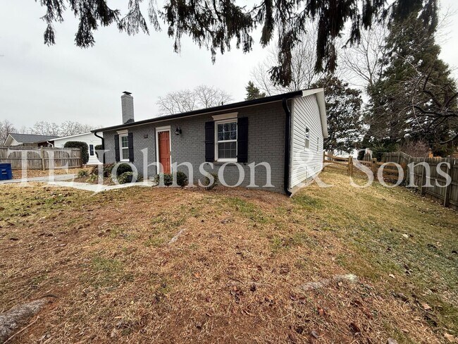 Building Photo - Modern Comfort with a Fenced Yard in Winston-Salem