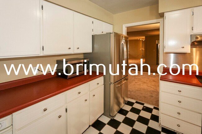 Building Photo - 4717 Naniloa Dr