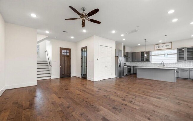 Building Photo - 406 Yale Oaks Ln