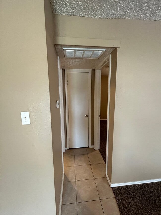 Building Photo - 6202 NW Elm Ave