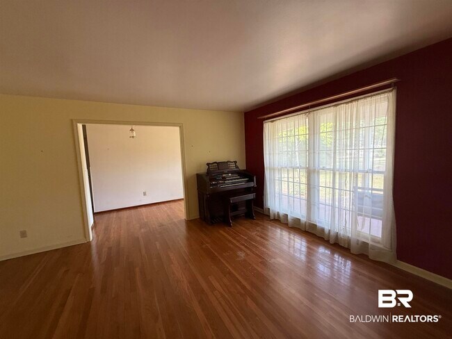 Building Photo - 110 Patrician Dr N