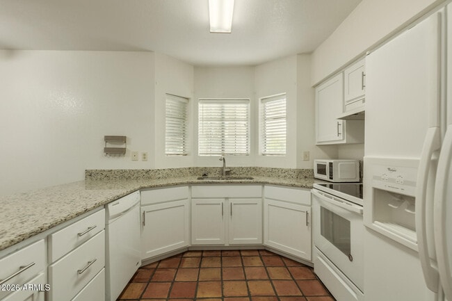 Building Photo - 1446 E Grovers Ave