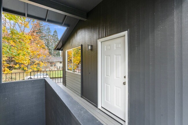 Building Photo - Charming, newly renovated West Linn apartment