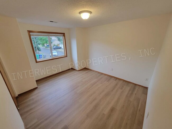 Building Photo - SE Portland Home on A Cul-De-Sac with Gara...