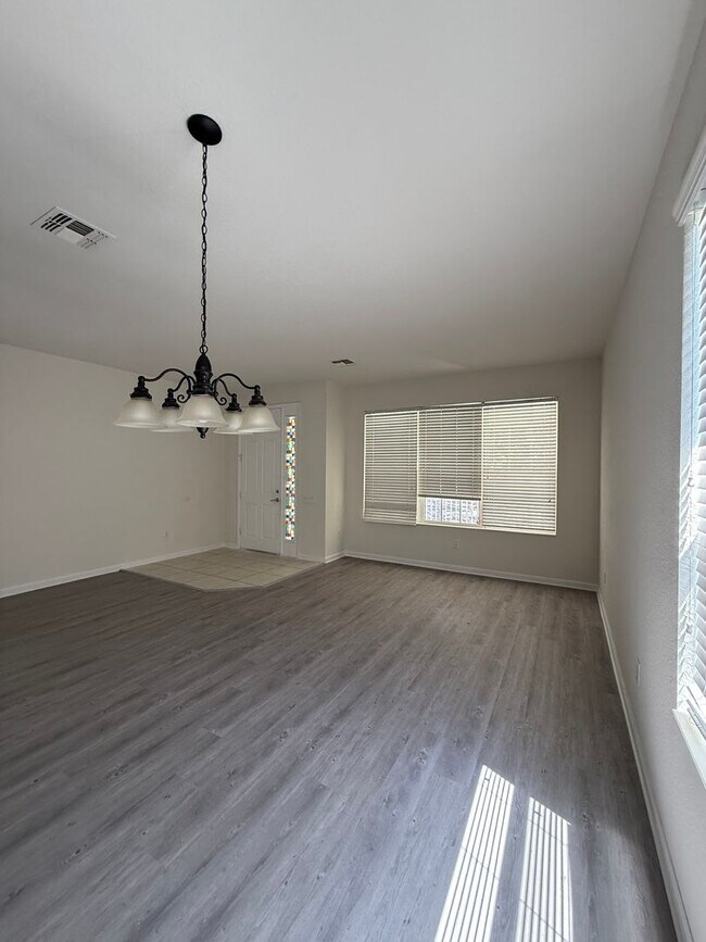 Building Photo - Come View This Amazing 3 Bed 2 Bath Single...