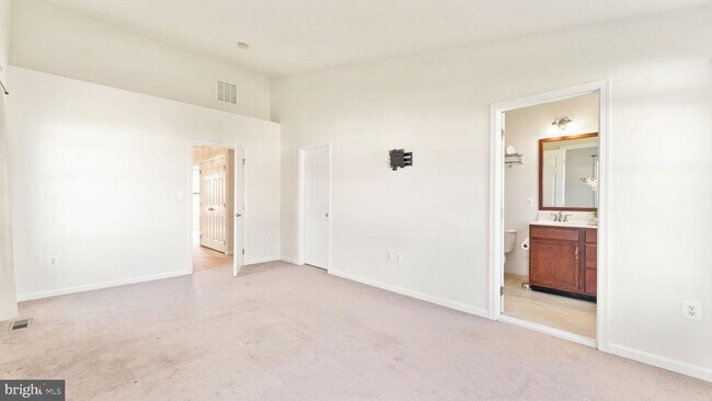 Building Photo - 23100 Dunlop Heights Terrace