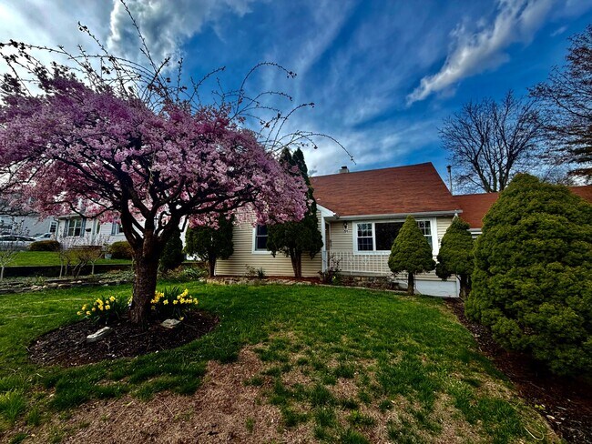 Building Photo - 51 Iroquois Rd