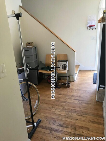 Building Photo - 774 Parker St