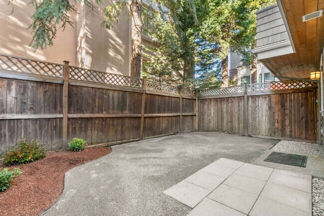 Building Photo - Stunning Capitol Hill Townhome in Prime Seattle Location – 3BR / 3BA Available June 7