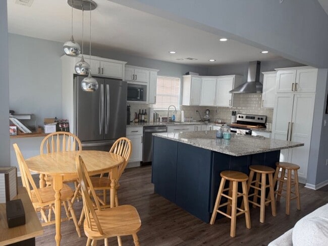 Building Photo - Beautiful 3/2 Avaliable April 20th