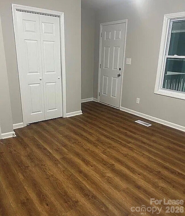 Building Photo - 740 Log Cabin Dr