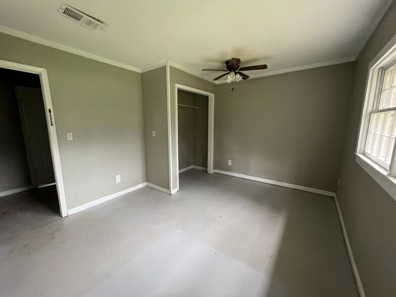 Building Photo - Room in House on Pinedale Dr