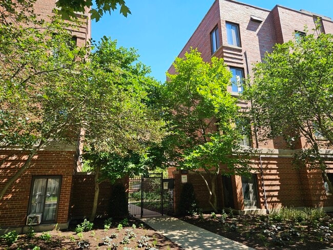 Primary Photo - 1220 W Chase Ave