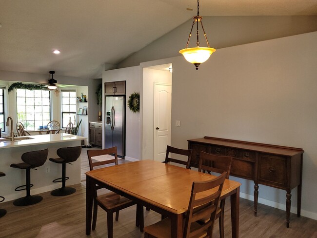 Building Photo - Stunning Home with Hot Tub with Detached O...