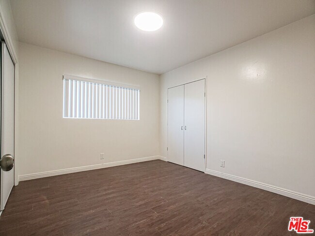 Building Photo - 453 N Kingsley Dr