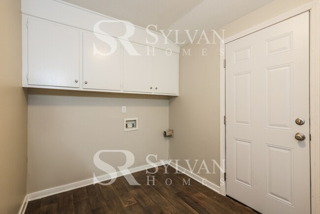 Building Photo - The living is easy in this 3 bedroom, 2 ba...