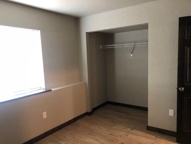 Building Photo - 13700 W Bergen Dr