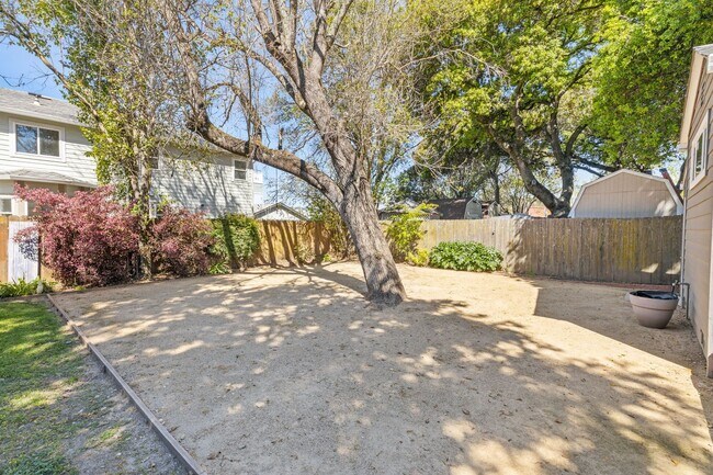 Building Photo - Charming & Spacious Single Family Home