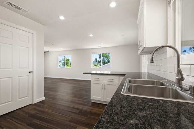 Building Photo - Paradise- 2 bed 2 bath +Bonus room, No Pets, Garage, fenced yard, RV parking