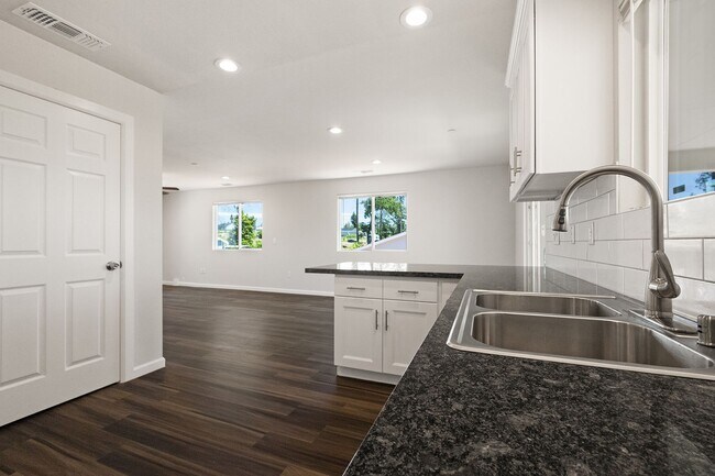 Building Photo - Paradise-Newer construction, 2 bed 2 bath +Bonus room, Garage, fenced yard, RV parking