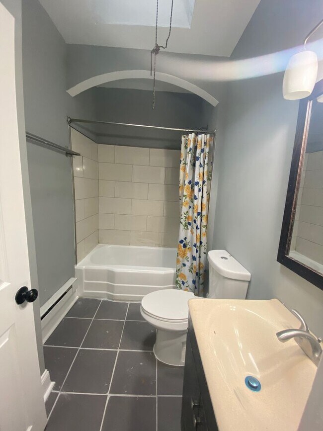 Building Photo - ? Available 11/1 – Renovated 4-Bedroom Hom...