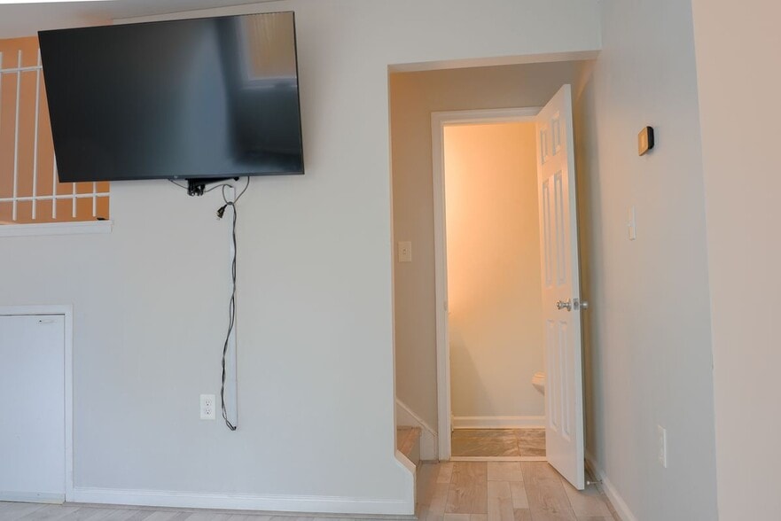 Building Photo - 8622 Village Square Dr
