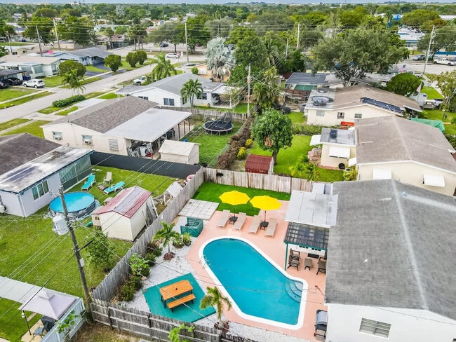 Building Photo - 730 N 72nd Terrace