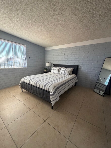 Building Photo - 1711 E Camino Carreta