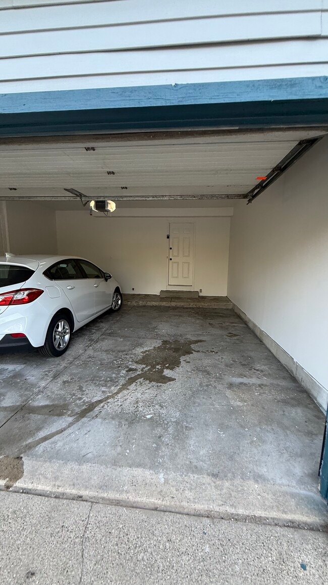 Building Photo - 2057 Eastcastle Dr SE