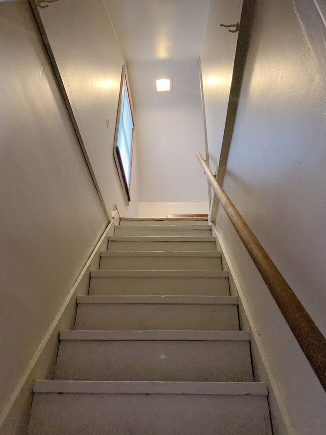 Building Photo - 3 bedroom 1 bath house!