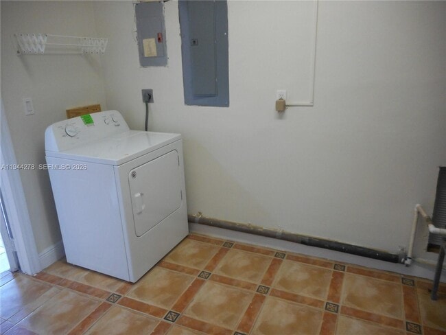 Building Photo - 2325 Magnolia Dr