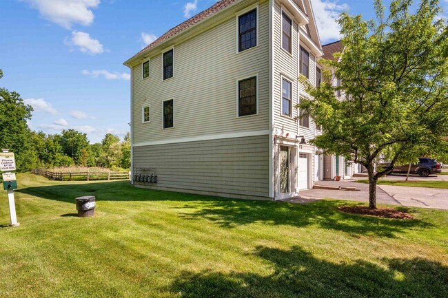 Building Photo - 41 Village Dr