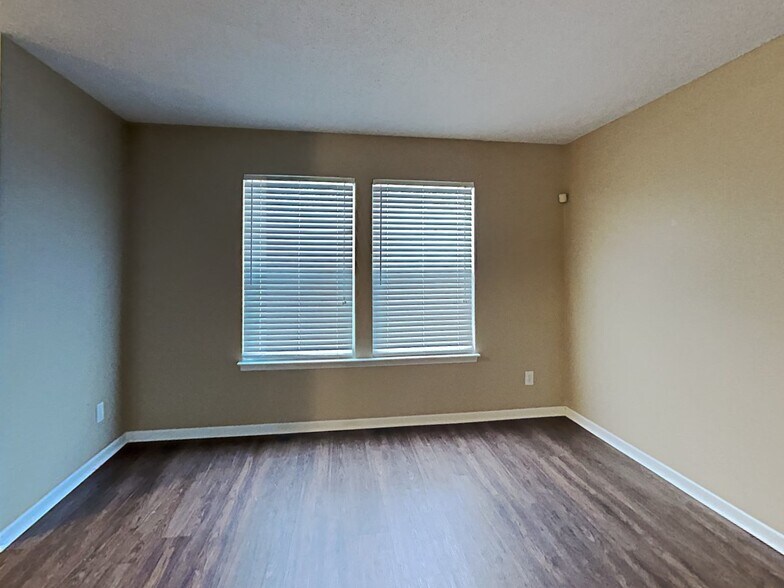 Building Photo - 10099 Weeping Cherry Dr