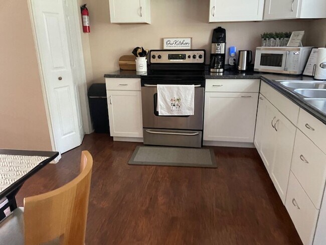 Building Photo - Charming, 3 bed, 1 bath ranch just mins from VA hospital