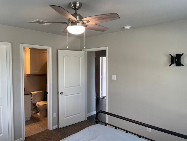 Building Photo - 4 BEDROOM NEAR STILLHOUSE HOLLOW LAKE