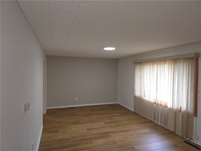 Building Photo - 379 Hollybrook Rd