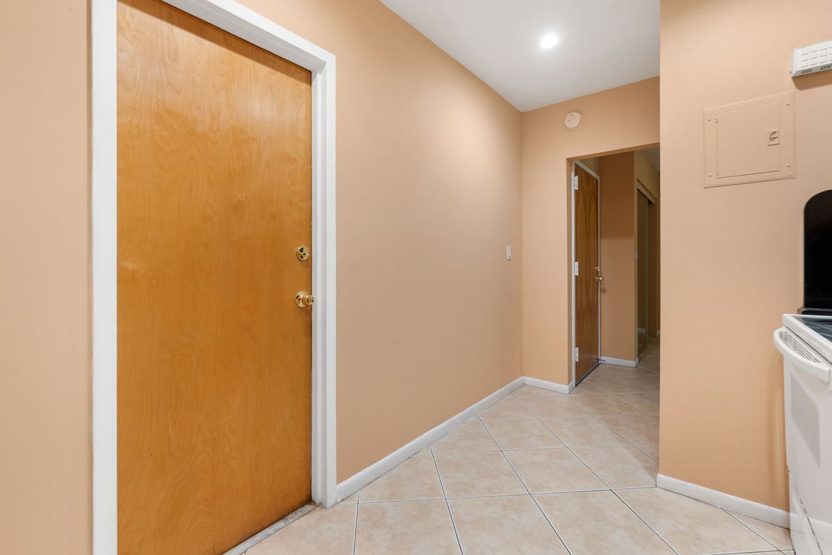 Building Photo - 3111 Oakland Shores Dr