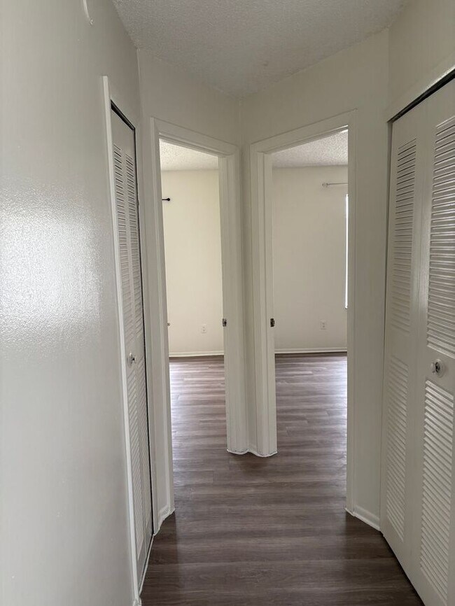 Building Photo - Townhome in Chelsea Square
