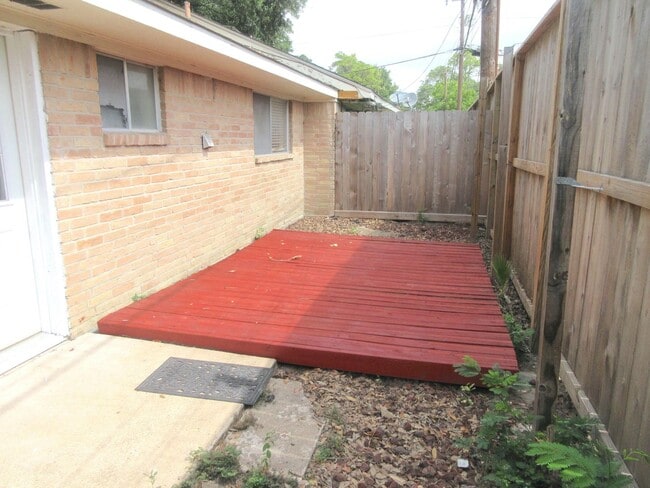 Building Photo - Spring Branch Condo